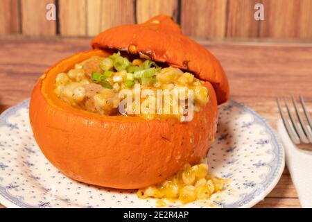 Seitenansicht eines Kürbisses oder Squash mit Locro. Typisch argentinisches Essen. Gesunde und natürliche Ernährung Konzept. Stockfoto