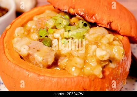 Seitenansicht eines Kürbisses oder Squash mit Locro. Typisch argentinisches Essen. Gesunde und natürliche Ernährung Konzept. Stockfoto