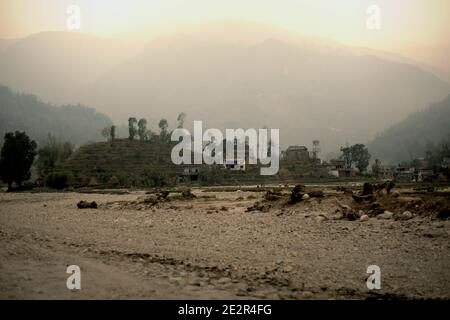 Flacher Boden unter steilem Gelände, das während der Regenzeit als Wasserstraße dienen würde. Harpan Khola, Kaski, Gandaki, Nepal. Stockfoto