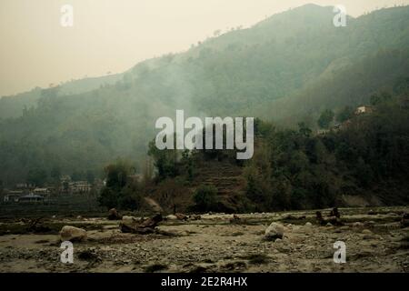 Flacher Boden unter steilem Gelände, das während der Regenzeit als Wasserstraße dienen würde. Harpan Khola, Kaski, Gandaki, Nepal. Stockfoto