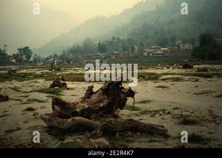 Flacher Boden unter steilem Gelände, das während der Regenzeit als Wasserstraße dienen würde. Harpan Khola, Kaski, Gandaki, Nepal. Stockfoto