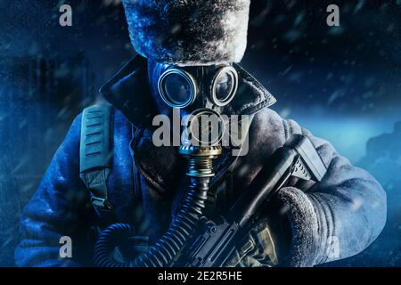 Foto von Winter Stalker Soldat in Pelzmantel, Hut stehend mit Tasche Weste, Gas sowjetische Maske und Gewehr bei stürmischem Schneefall Wetter. Stockfoto