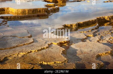 WY02855-00...WYOMING - untere Terrassen Bereich von Mammoth Hot Springs im Yellowstone Nationalpark. Stockfoto