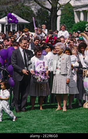 Washington DC, USA, 16. April 1990 Präsident George H.W. Bush und First Lady Barbara Bush präsidieren den Beginn des jährlichen Ostereierrolls auf dem South Lawn des Weißen Hauses Stockfoto