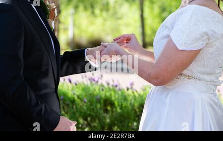 Braut und Bräutigam Ringe austauschen Stockfoto