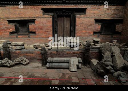 Artefakte im 'Palast der fünfundfünfzig Fenster'. Bhaktapur Durbar Square, ein Jahr nach den Erdbeben von 2015. Bhaktapur, Bagmati, Nepal. Stockfoto