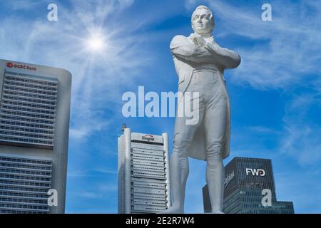 Die Wahrzeichen-Statue von Sir Thomas Stamford Raffles am Raffles' Landing Site am Boat Quay am Singapore River, Singapur Stockfoto