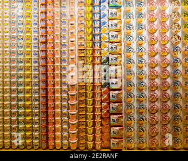 Eine Nahaufnahme der Instant Noodles History Cube Ausstellung im Cupnoodles Museum (Momofuku Ando Instant Noodles Museum) in Yokohama, Japan. Stockfoto