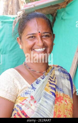 Schöne traditionelle indische Frau in Sari lächelt vor Glück, Siolim, Goa/Indien-Oktober 28,2018. Selektiver Fokus, Reisefoto, Straßenfoto, Konz Stockfoto