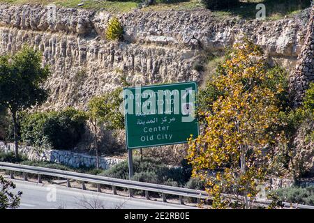 Ein grünes Schild, auf dem auf Hebräisch, Arabisch und Englisch der Name des Viertels steht - 'Old City - City Centre'. In Jerusalem, Israel Stockfoto