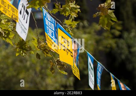 Werbung für die Bürgermeisterwahl in Jerusalem, hängt an einem Baum. Stockfoto