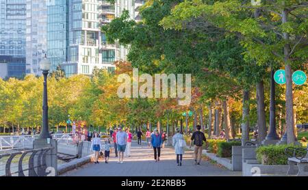 Menschen, die entlang der Promenade am Hafen in Vancouver City, BC, Kanada-29. September 2020. Selektiver Fokus, unscharf, Reisefoto, Straßenansicht Stockfoto