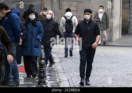 Menschen mit Gesichtsmasken gehen am 14. Januar 2021 auf einer Straße in Istanbul, Türkei. Die Türkei hat 23,495 Todesfälle und 2,364,801 positive Fälle der Coronavirus-Infektion im Land bestätigt. Foto von Ihsan Sercan Ozkurnazli/Depo Photos/ABACAPRESS.COM Stockfoto