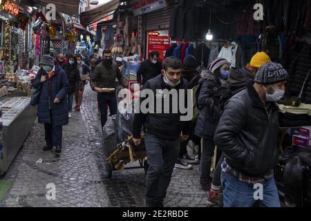 Menschen mit Gesichtsmasken gehen am 14. Januar 2021 auf einer Straße in Istanbul, Türkei. Die Türkei hat 23,495 Todesfälle und 2,364,801 positive Fälle der Coronavirus-Infektion im Land bestätigt. Foto von Ihsan Sercan Ozkurnazli/Depo Photos/ABACAPRESS.COM Stockfoto