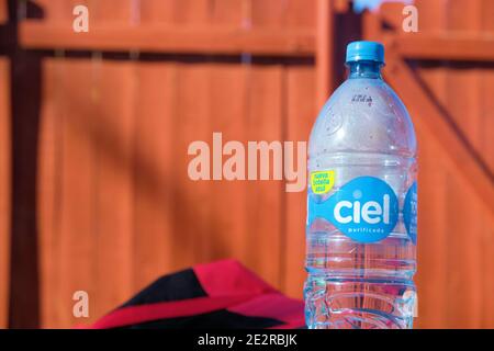 Teilansicht der Marke Ciel gereinigtes Trinkwasser in einer 1.5-Liter-klaren Plastikflasche; Ciel ist eine mexikanische Marke im Besitz der Coca-Cola Company. Stockfoto