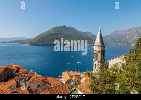 Blick von Perast auf die Bucht von Kotor. Montenegro Stockfoto