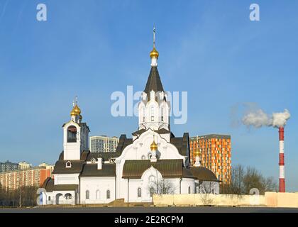 Bau der weißen Steinkirche der Heiligen Apostel Konstantin und Elena. Moskau, Russland Stockfoto