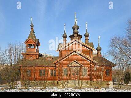 Kirche der Heiligen Apostel Konstantin und Elena gegen blauen Himmel im Winter. Moskau, Russland Stockfoto