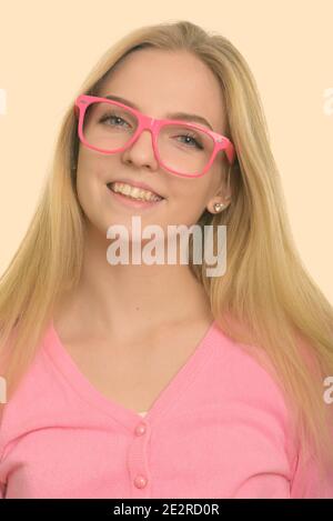 Gesicht der jungen Happy teenage Mädchen lächelnd beim Tragen rosa Brillen Stockfoto