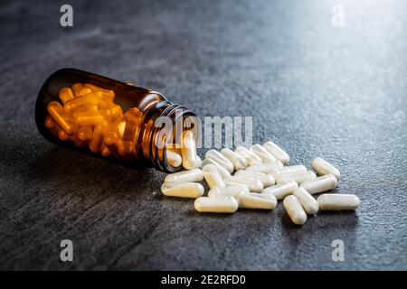 Weiße medizinische Pillen in Behälter. Pharmazeutische Medizin Pillen, Tabletten und Kapseln in Glas. Stockfoto