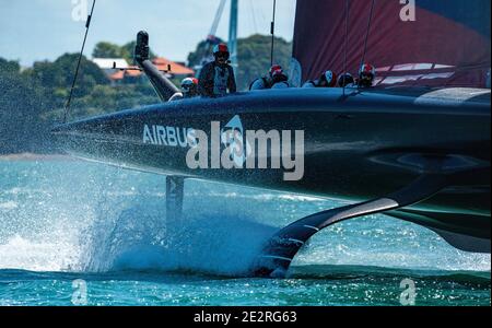 Auckland, Neuseeland, 15. Januar 2021 - der New York Yacht Club's American Magic, Skipper von Terry Hutchinson, mit Dean Barker am Steuer im Einsatz gegen das INEOS Team UK, während der ersten Runde des Rennens im Prada Cup im Waitemata Hafen von Auckland. Kredit: Rob Taggart/Alamy Live Nachrichten Stockfoto