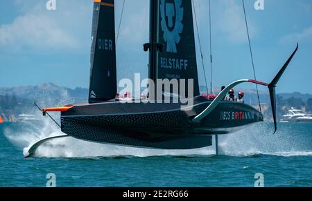 Auckland, Neuseeland, 15. Januar 2021 - die britische Britannia des INEOS TEAMS, mit Sir Ben Ainslie, im Kampf gegen die amerikanische Magie des New York Yacht Club, mit Terry Hutchinson, während der ersten Runde des Prada Cup im Waitemata Harbour von Auckland. Kredit: Rob Taggart/Alamy Live Nachrichten Stockfoto