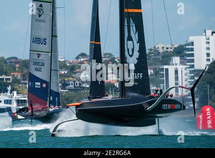 Auckland, Neuseeland, 15. Januar 2021 - die britische Britannia des INEOS TEAMS, mit Sir Ben Ainslie, im Kampf gegen die amerikanische Magie des New York Yacht Club, mit Terry Hutchinson, während der ersten Runde des Prada Cup im Waitemata Harbour von Auckland. Kredit: Rob Taggart/Alamy Live Nachrichten Stockfoto