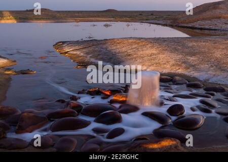 Quelle von Feuerwasser. Verbrennung von Methan im Wasser. Kaltes Feuer. Stockfoto