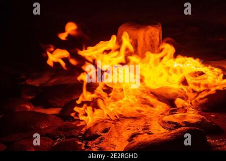 Quelle von Feuerwasser. Verbrennung von Methan im Wasser. Kaltes Feuer. Stockfoto