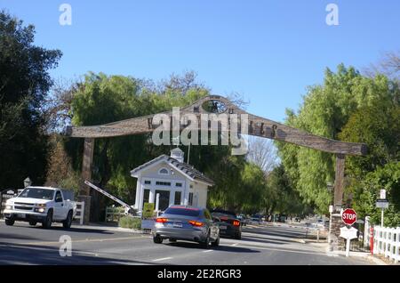 Hidden Hills, California, USA 14. Januar 2021 EINE allgemeine Ansicht der Atmosphäre des Eingangs/Tores der exklusiven Hidden Hills Häuser am 14. Januar 2021, wo Kim Kardashian, Kris Jenner, Kylie Jenner, Kendall Jenner, Justin Bieber, Brittany Spears, Jessica Simpson, Miley Cyrus, Drake Häuser in Hidden Hills, Kalifornien, USA haben. Foto von Barry King/Alamy Stockfoto Stockfoto