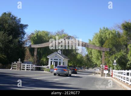 Hidden Hills, California, USA 14. Januar 2021 EINE allgemeine Ansicht der Atmosphäre des Eingangs/Tores der exklusiven Hidden Hills Häuser am 14. Januar 2021, wo Kim Kardashian, Kris Jenner, Kylie Jenner, Kendall Jenner, Justin Bieber, Brittany Spears, Jessica Simpson, Miley Cyrus, Drake Häuser in Hidden Hills, Kalifornien, USA haben. Foto von Barry King/Alamy Stockfoto Stockfoto