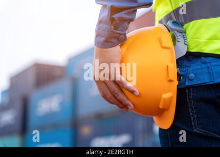 Close up Helm Arbeiter logistischen Lager der Arbeiterindustrie Import Export Versand Geschäft. Stockfoto