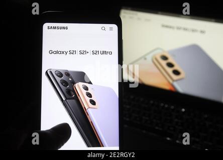 Ukraine. Januar 2021. In diesem Foto Illustration, Samsung Galaxy S21 Serie Informationen auf Samsung Website auf einem Handy und einem Laptop-Bildschirm angezeigt zu sehen. Während seiner ersten größten Markteinführung von 2021, Samsung am 14. Januar 2021 präsentiert Galaxy S21-Serie von Smartphones - Galaxy 21, Galaxy S21 und Galaxy S21 Ultra. Kredit: SOPA Images Limited/Alamy Live Nachrichten Stockfoto