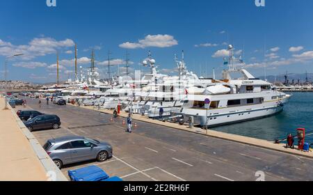 Flisvos Marina am 26. Mai 2016 in Faliro, Griechenland. Flisvos Marina ist eine Mega Yacht Marina und bietet Platz für mehr als 300 Luxusyachten. Stockfoto