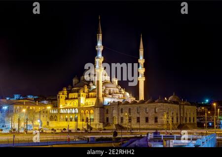 Yeni Cami bei Nacht, Istanbul, Türkei. Stockfoto