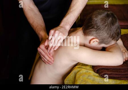 Chiropraktik, Osteopathie, dorsale Manipulation. Eine medizinische Massage des Rückens Stockfoto