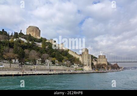Blick auf Rumelihisari, mit der Fatih Sultan Mehmet Brücke im Hintergrund, Istanbul, Türkei. Stockfoto
