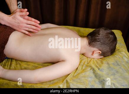 Medizin Behandlung für Kinder. Heilmassage, Rehabilitation nach Verletzungen Stockfoto