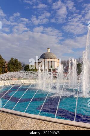 Der Brunnen der Hagia Sophia und Haseki Hurrem Sultan Hamami im Hintergrund, Istanbul, Türkei. Stockfoto