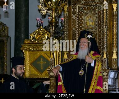 ISTANBUL, TÜRKEI - 30. DEZEMBER 2012: Patriarch Bartholomaios I., Ökumenischer Patriarch von Konstantinopel, nimmt an der Liturgie in der Patriarchalkirche Teil. Stockfoto