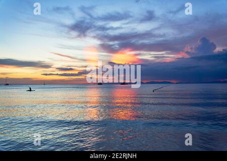 Herrlicher Sonnenuntergang über dem Andamanensee vor der Westküste Von Thailand vom Railay Beach aus gesehen Stockfoto