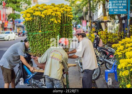 Vietnam, Nha Trang, 23. Januar 2020: Vietnamesische Männer bereiten sich darauf vor, Blumen für das Mondneujahr, Tet, zu transportieren Stockfoto