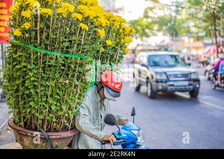 Vietnam, Nha Trang, 23. Januar 2020: Vietnamesische Männer bereiten sich darauf vor, Blumen für das Mondneujahr, Tet, zu transportieren Stockfoto