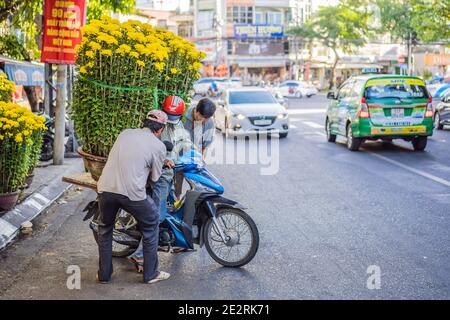 Vietnam, Nha Trang, 23. Januar 2020: Vietnamesische Männer bereiten sich darauf vor, Blumen für das Mondneujahr, Tet, zu transportieren Stockfoto