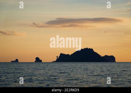 Herrlicher Sonnenuntergang über dem Andamanensee vor der Westküste Thailands mit Chicken Island in der Ferne. Stockfoto