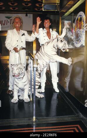 04. Oktober 2003; New York, NY, USA; (DATEI-FOTO: 6/15/1987 in der Radio City Music Hall) ROY HORN (R), das dunkelhaarige Mitglied von Siegfried und Roy wurde von einem seiner weißen bengalischen Tiger 'Montecore' während einer Aufführung an seinem 59. Geburtstag in Las Vegas am Freitag, den 3. Oktober angegriffen und ist in kritischem Zustand aufgeführt. (Bild: Scott Mc Kiernan/ZUMAPRESS.com) Stockfoto