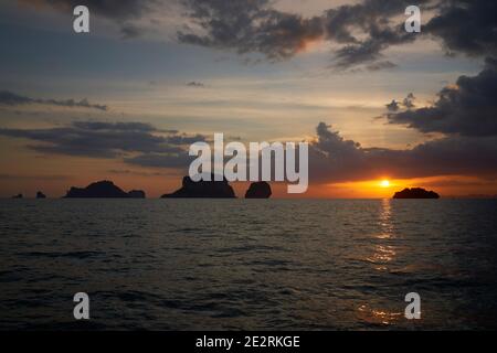 Herrlicher Sonnenuntergang über dem Andamanensee vor der Westküste Thailands Stockfoto