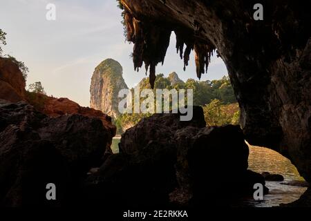 Die steilen Kalksteinfelsen am Phra Nang Beach, Krabi, Thailand Stockfoto