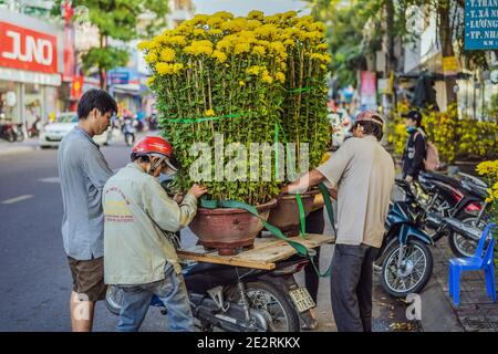 Vietnam, Nha Trang, 23. Januar 2020: Vietnamesische Männer bereiten sich darauf vor, Blumen für das Mondneujahr, Tet, zu transportieren Stockfoto