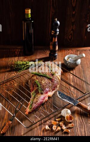 Mariniertes Lammbein mit Gewürzen und Kräutern, Olivenöl und Knoblauch zum Backen bereit Stockfoto